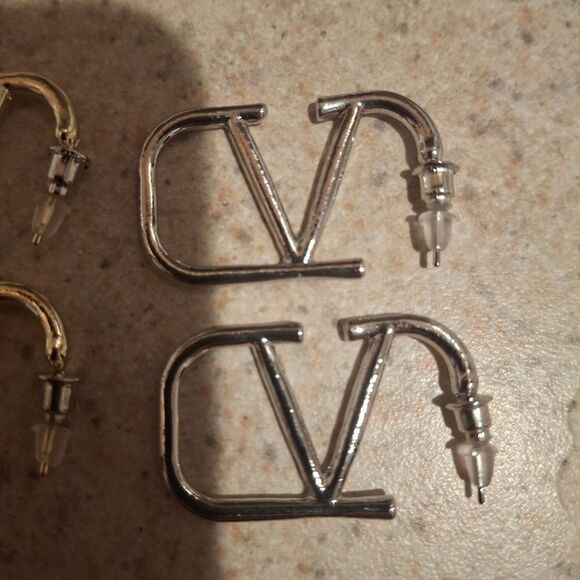 Luxury style V Shaped Rectangular Hoop Earrings - 2 PAIRS - Picture 6 of 7